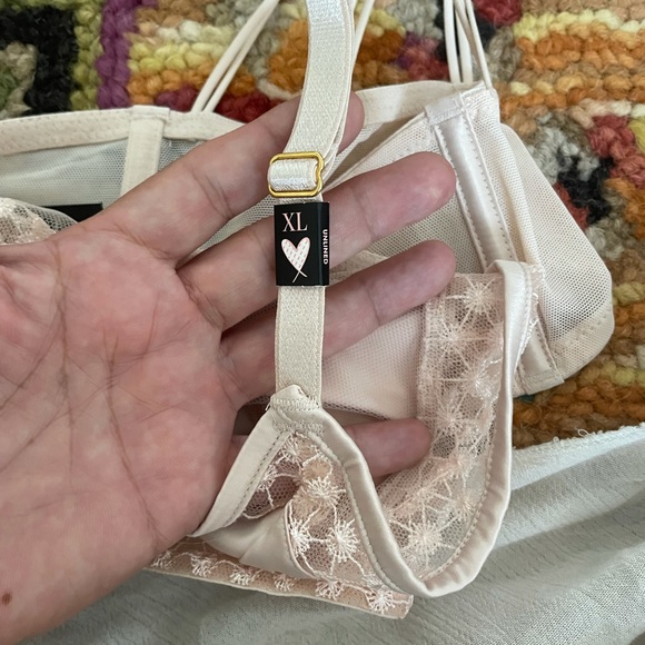 🌺Sale🎉🌺💥 NWT VICTORIA SECRET TRIANGLE SATIN BRALETTE - Picture 10 of 10